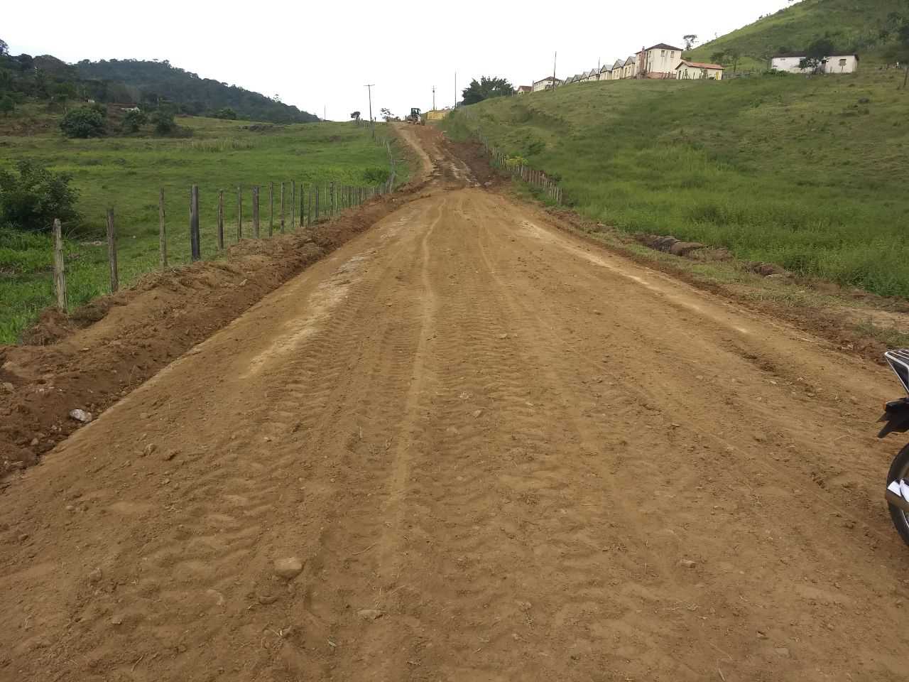 Secretaria de Obras recupera estrada que Liga Jacareci a Pau Brasil
Recuperar e manter as estradas vicinais em bom estado de trânsito é um importante